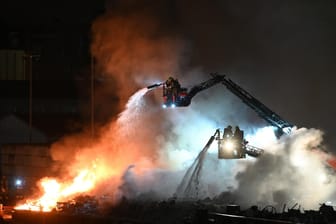 Einsatzkräfte der Berliner Feuerwehr löschen den Brand auf einem Lastschiff in Neukölln