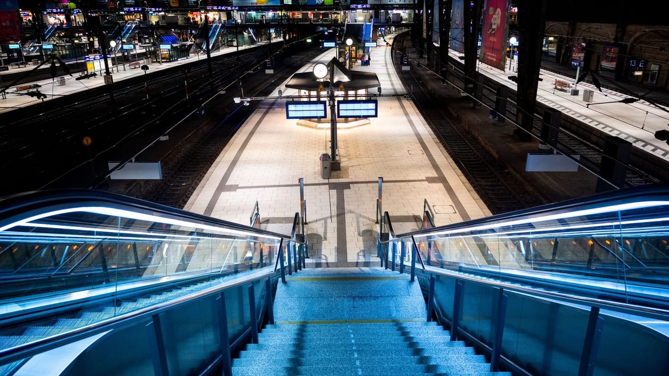 Die Bahnsteige im Hauptbahnhof sind fast menschenleer: Der Streik der Eisenbahn- und Verkehrsgewerkschaft (EVG) hat für massive Ausfälle gesorgt.