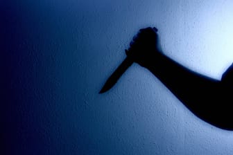 Ein Mann hält ein Messer (Symbolbild): Das Urteil gegen einen Mann wurde in Berlin bestätigt.