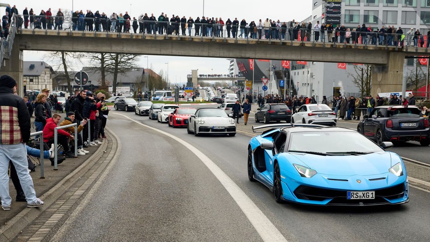 Nürburgring: An der Zufahrt zur Rennstrecke bildeten sich lange Schlangen.