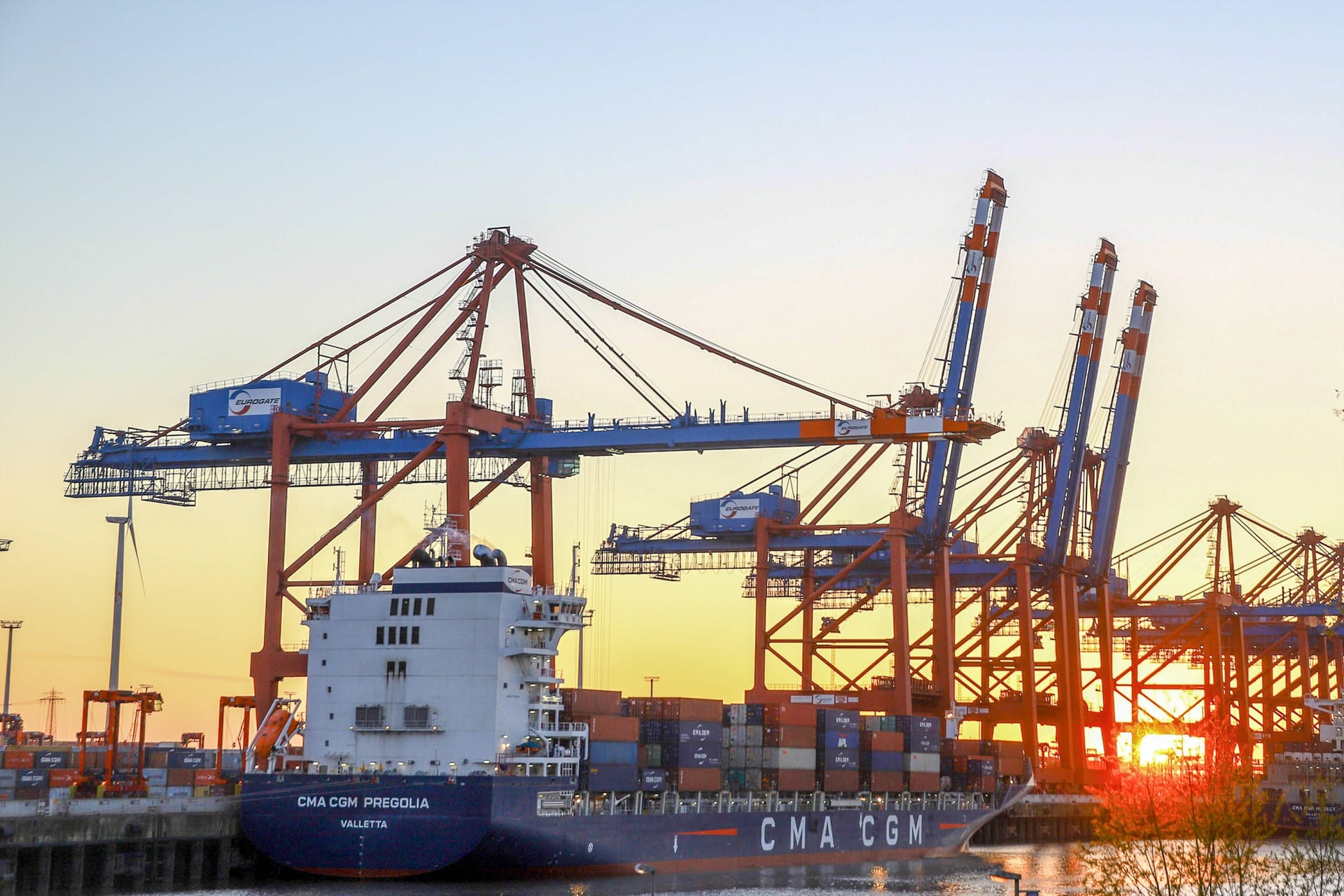 Containerhafen Hamburg: Führende Wirtschaftsinstitute rechnen in diesem Jahr mit einem leichten Konjunkturwachstum. Containerhafen Hamburg: Führende Wirtschaftsinstitute rechnen in diesem Jahr mit einem leichten Konjunkturwachstum.