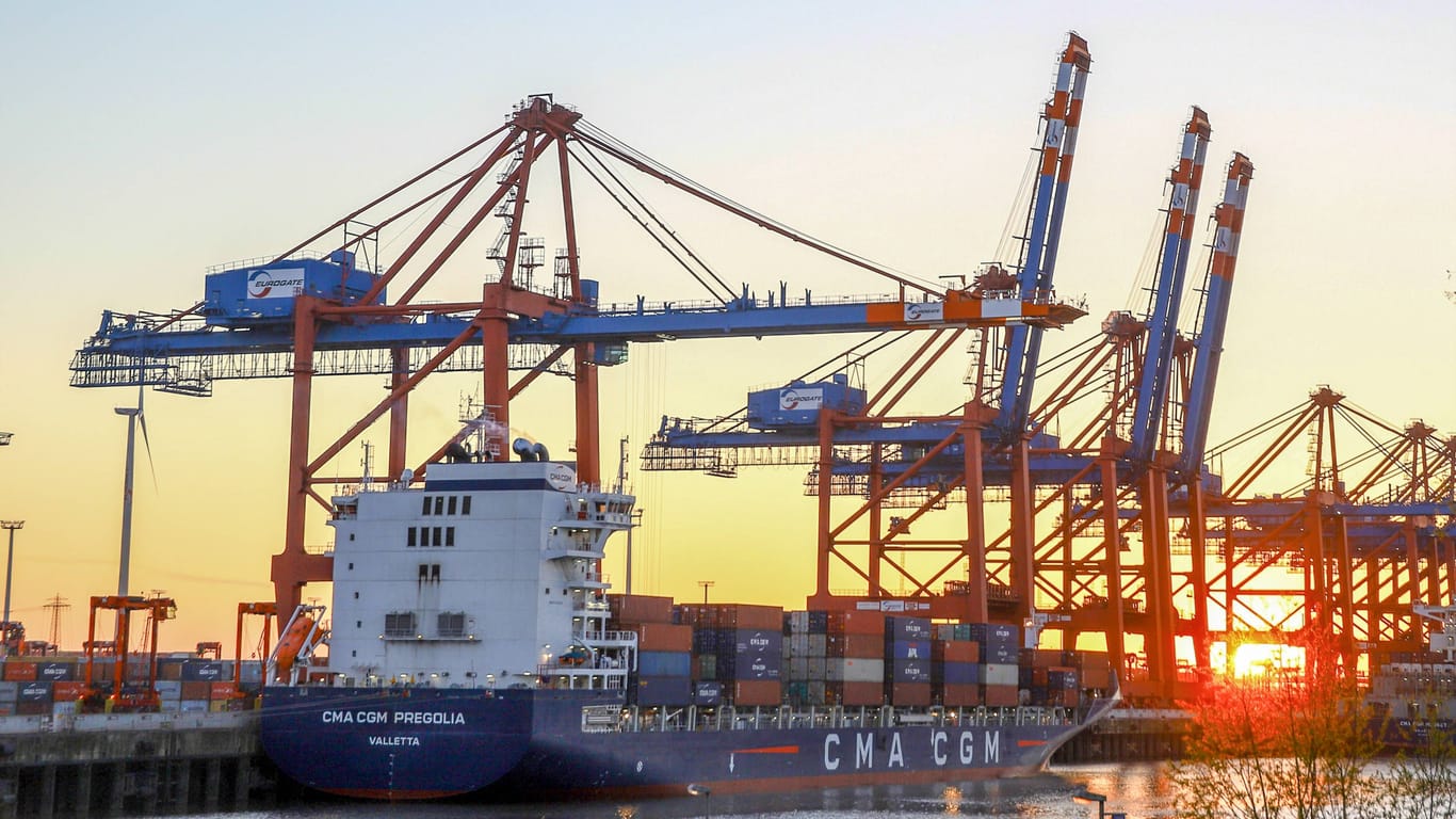 Containerhafen Hamburg: Führende Wirtschaftsinstitute rechnen in diesem Jahr mit einem leichten Konjunkturwachstum.