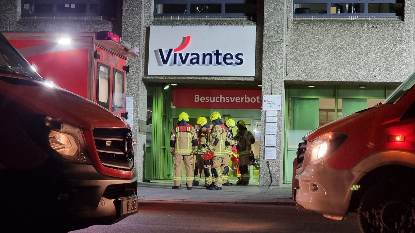 Feuerwehrleute sind am Klinikum am Urban im Einsatz.