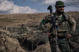 Ein ukrainischer Soldat in der Nähe eines Schützengrabens an der Frontlinie bei Bachmut (Symbolbild): Der Druck auf die Truppen hält unvermindert an.
