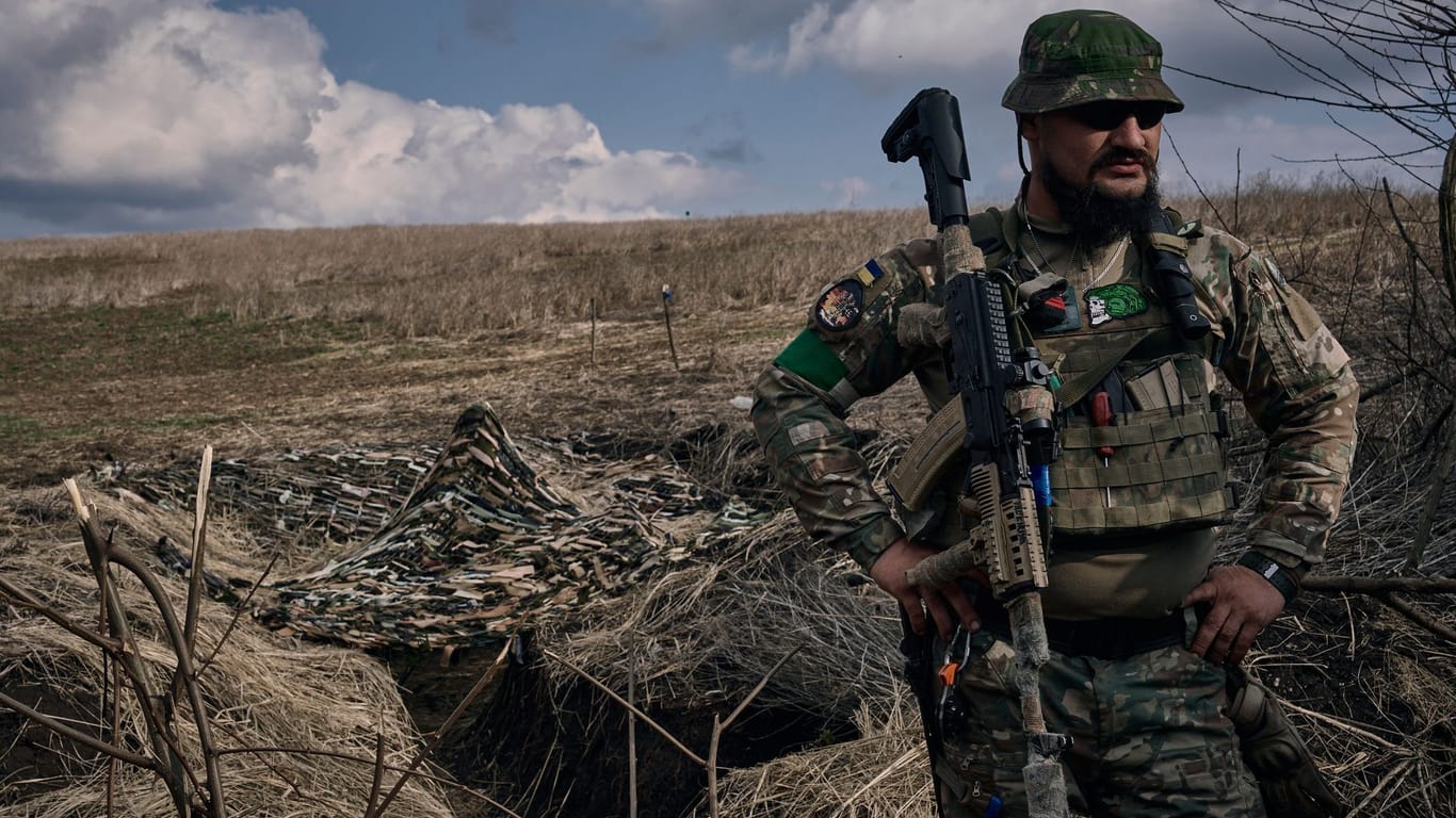 Ein ukrainischer Soldat in der Nähe eines Schützengrabens an der Frontlinie bei Bachmut (Symbolbild): Der Druck auf die Truppen hält unvermindert an.