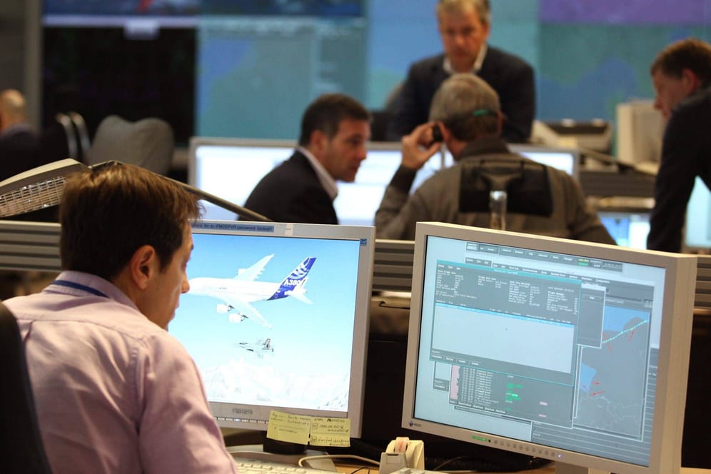 Ein Kontrollraum bei Eurocontrol (Archivbild): Hacker haben die Webseite der Behörde zeitweilig zum Erliegen gebracht.
