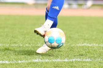 Ein Spieler hat mit dem Ball am Fuß (Symbolbild): In NRW startet am Sonntag die erste Liga für Übergewichtige.
