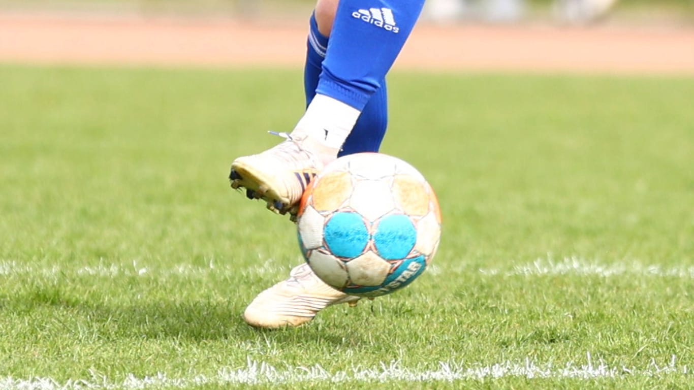 Ein Spieler hat mit dem Ball am Fuß (Symbolbild): In NRW startet am Sonntag die erste Liga für Übergewichtige.