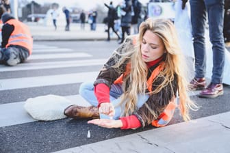 "Klima-Shakira" in Wien: Im Rahmen einer Protestaktion der "Letzten Generation" klebte sich Anja Windl auf einem Zebrastreifen fest.