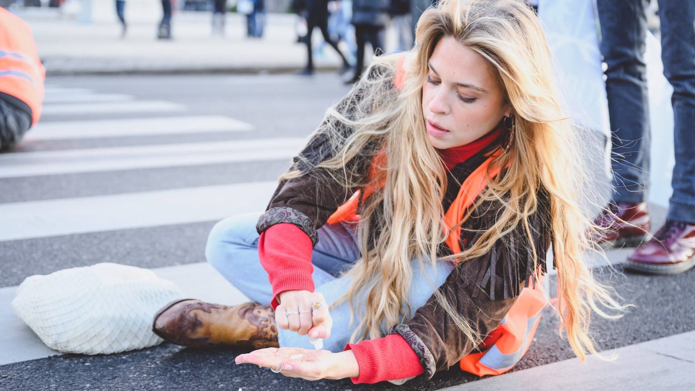 "Klima-Shakira" in Wien: Im Rahmen einer Protestaktion der "Letzten Generation" klebte sich Anja Windl auf einem Zebrastreifen fest.