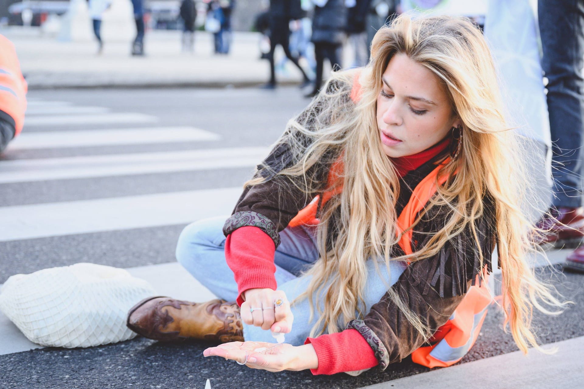 "Klima-Shakira" in Wien: Im Rahmen einer Protestaktion der "Letzten Generation" klebte sich Anja Windl auf einem Zebrastreifen fest.