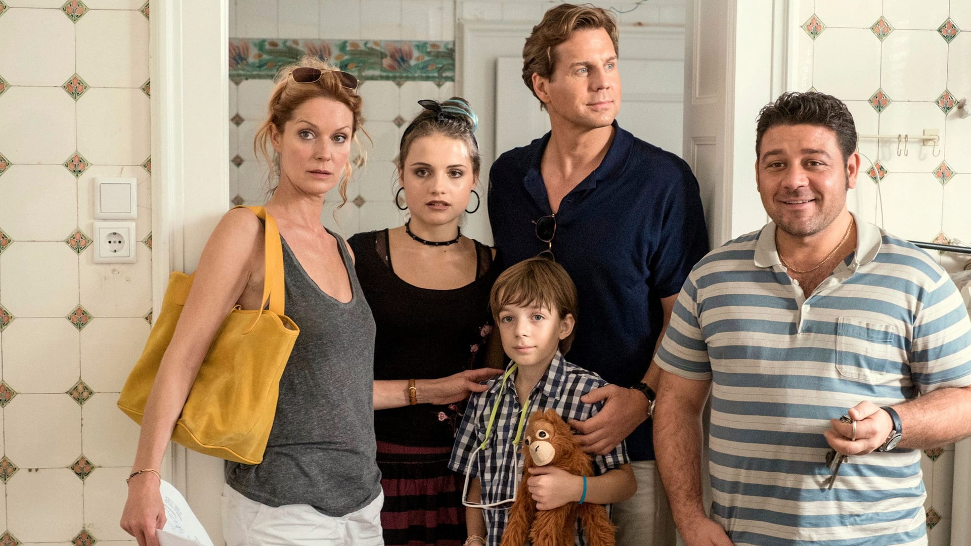 "Sommer in Rom": Filippo (Leonardo Nigro, rechts) zeigt Michael (Thomas Heinze), Susanne (Esther Schweins) und den Kindern Caroline (Mala Emde) und Tobias (Nick Julius Schuck) ihre neue Wohnung in Rom.