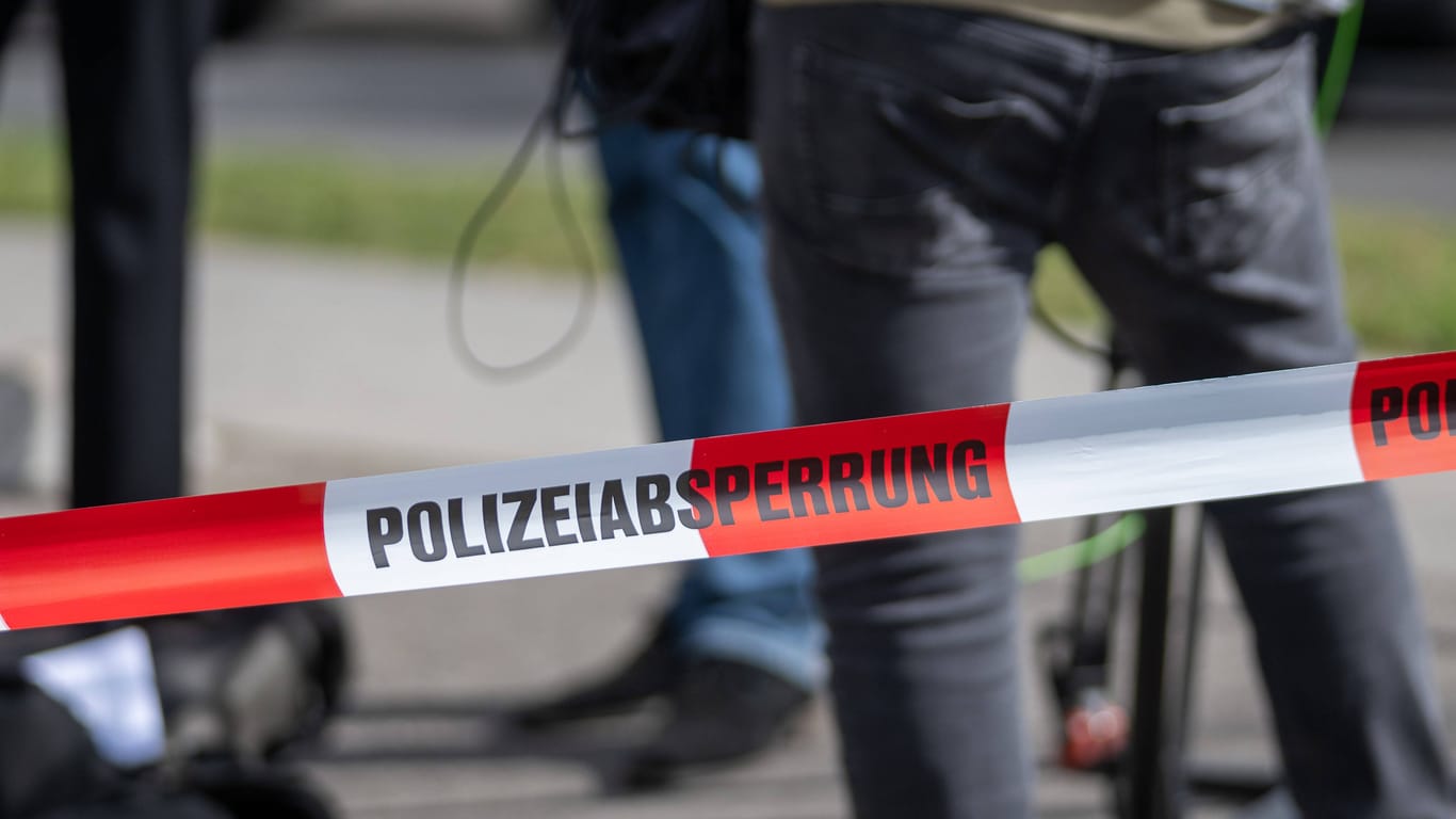 Flatterband bei einer Hausdurchsuchung der Polizei (Symbolbild): In München haben die Ermittler Kinderpornographie ins Visier genommen.