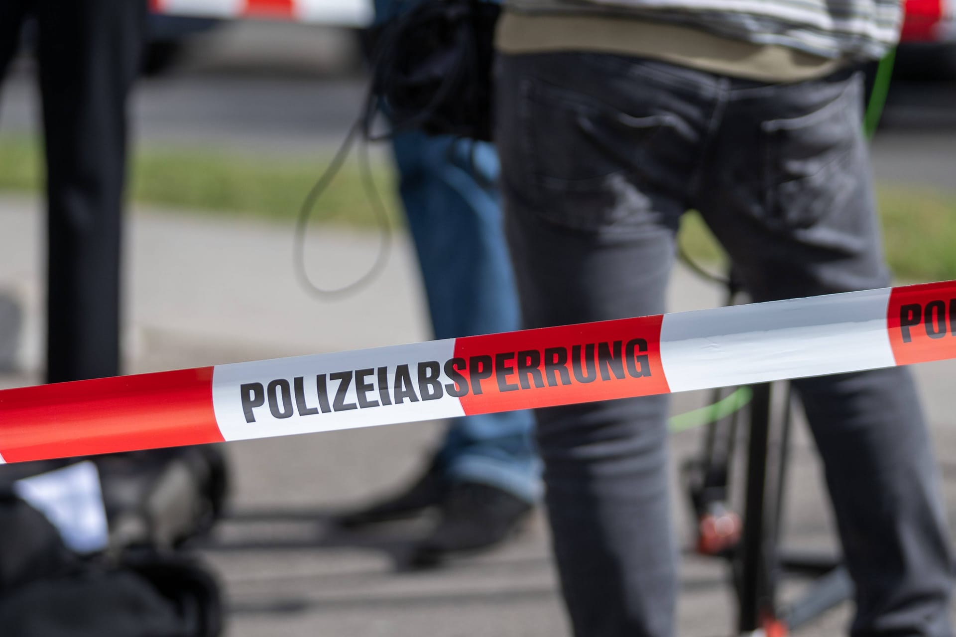 Flatterband bei einer Hausdurchsuchung der Polizei (Symbolbild): In München haben die Ermittler Kinderpornographie ins Visier genommen.