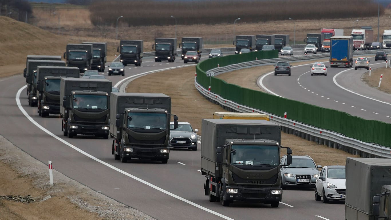 Militärfahrzeuge auf einer Autobahn (Symbolfoto): Der Gesamtschaden beläuft sich laut Polizei auf rund 55.000 Euro.