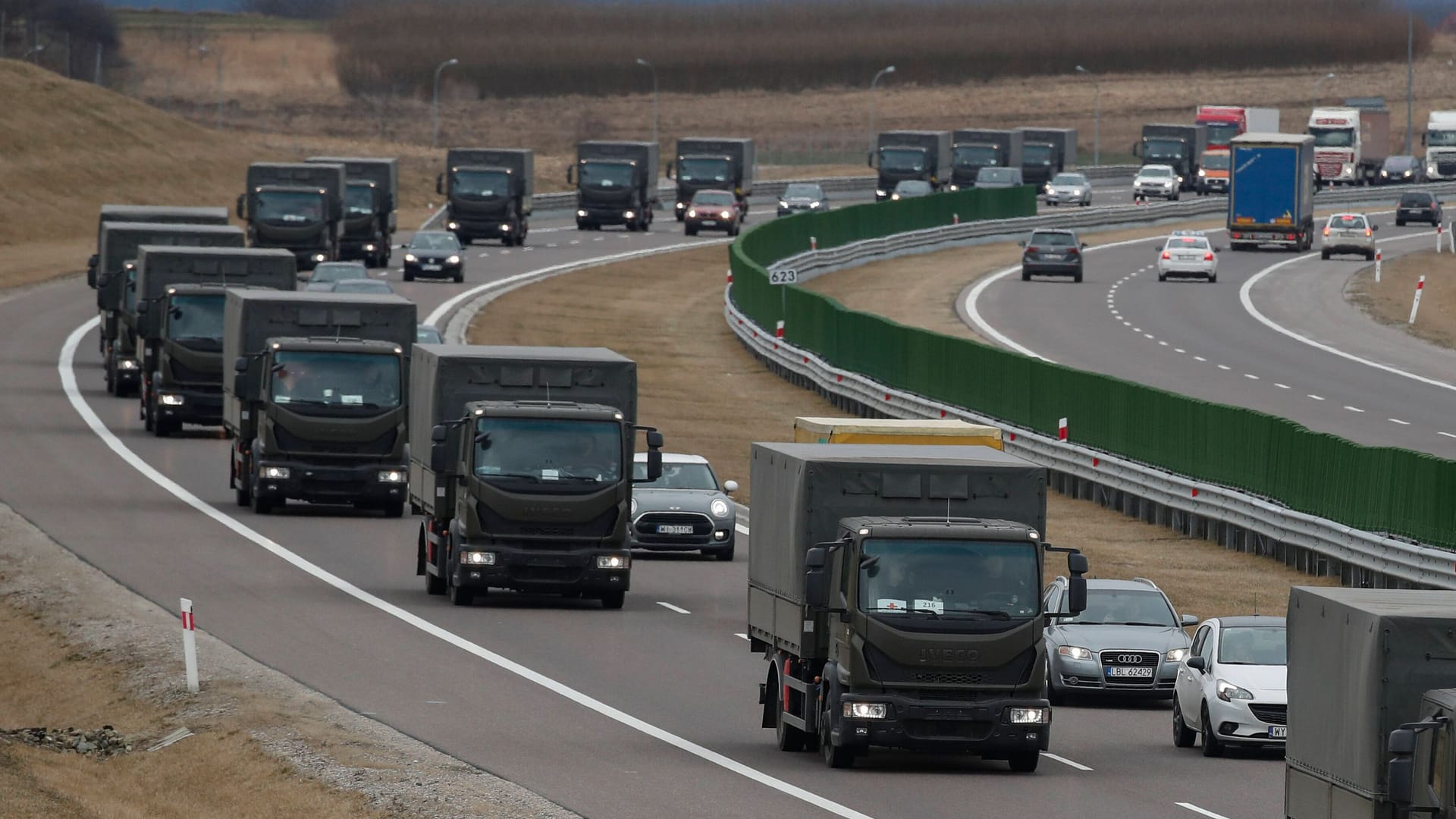 Militärfahrzeuge auf einer Autobahn (Symbolfoto): Der Gesamtschaden beläuft sich laut Polizei auf rund 55.000 Euro. Militärfahrzeuge auf einer Autobahn (Symbolfoto): Der Gesamtschaden beläuft sich laut Polizei auf rund 55.000 Euro.