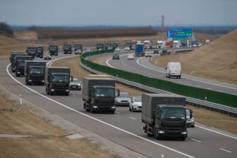 Militärfahrzeuge auf einer Autobahn (Symbolfoto): Der Gesamtschaden beläuft sich laut Polizei auf rund 55.000 Euro.