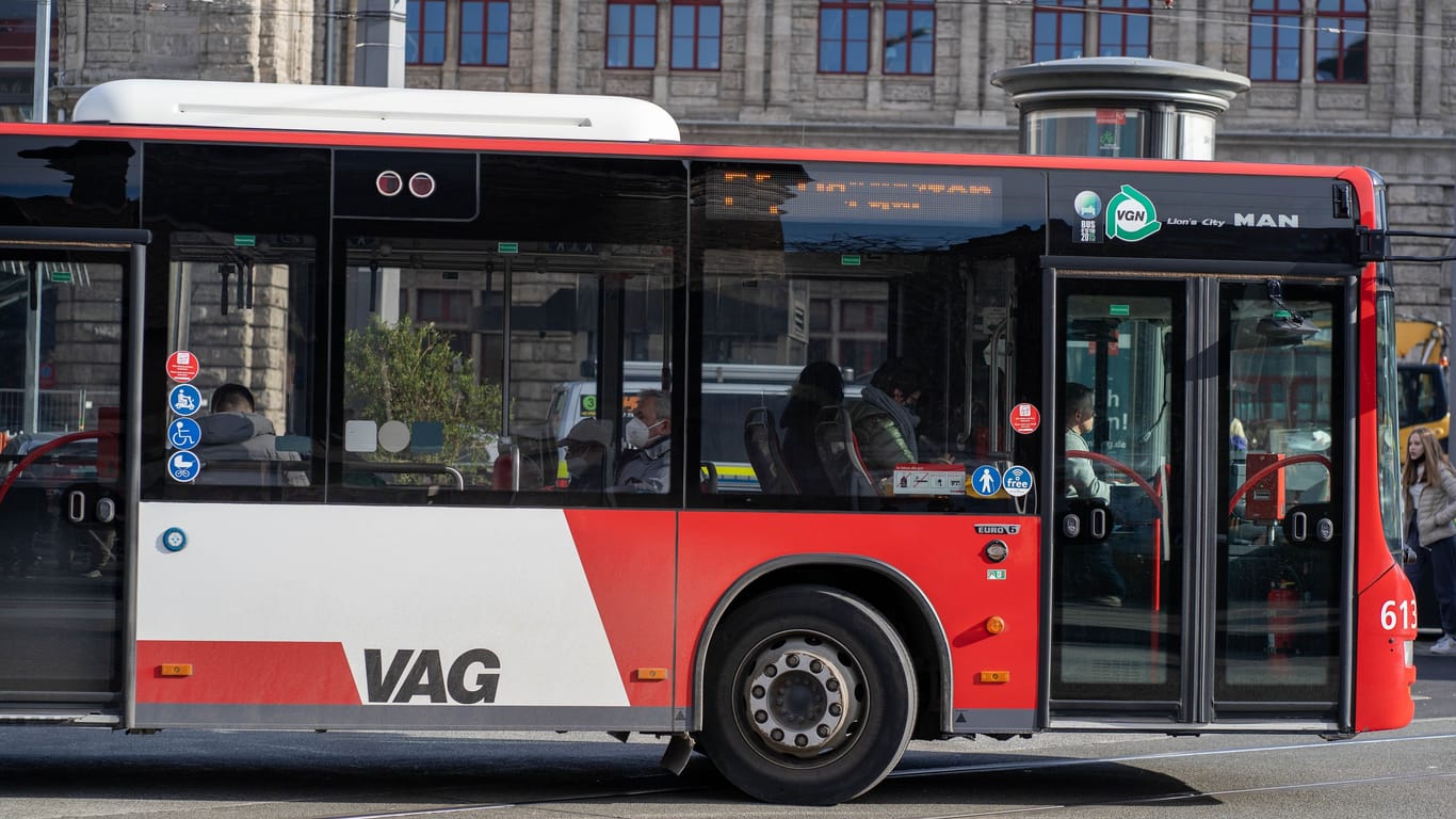 Als sie in Nürnberg auf den Bus warteten, wurden zwei Jugendliche von einem Mann aus einem Auto heraus belästigt.