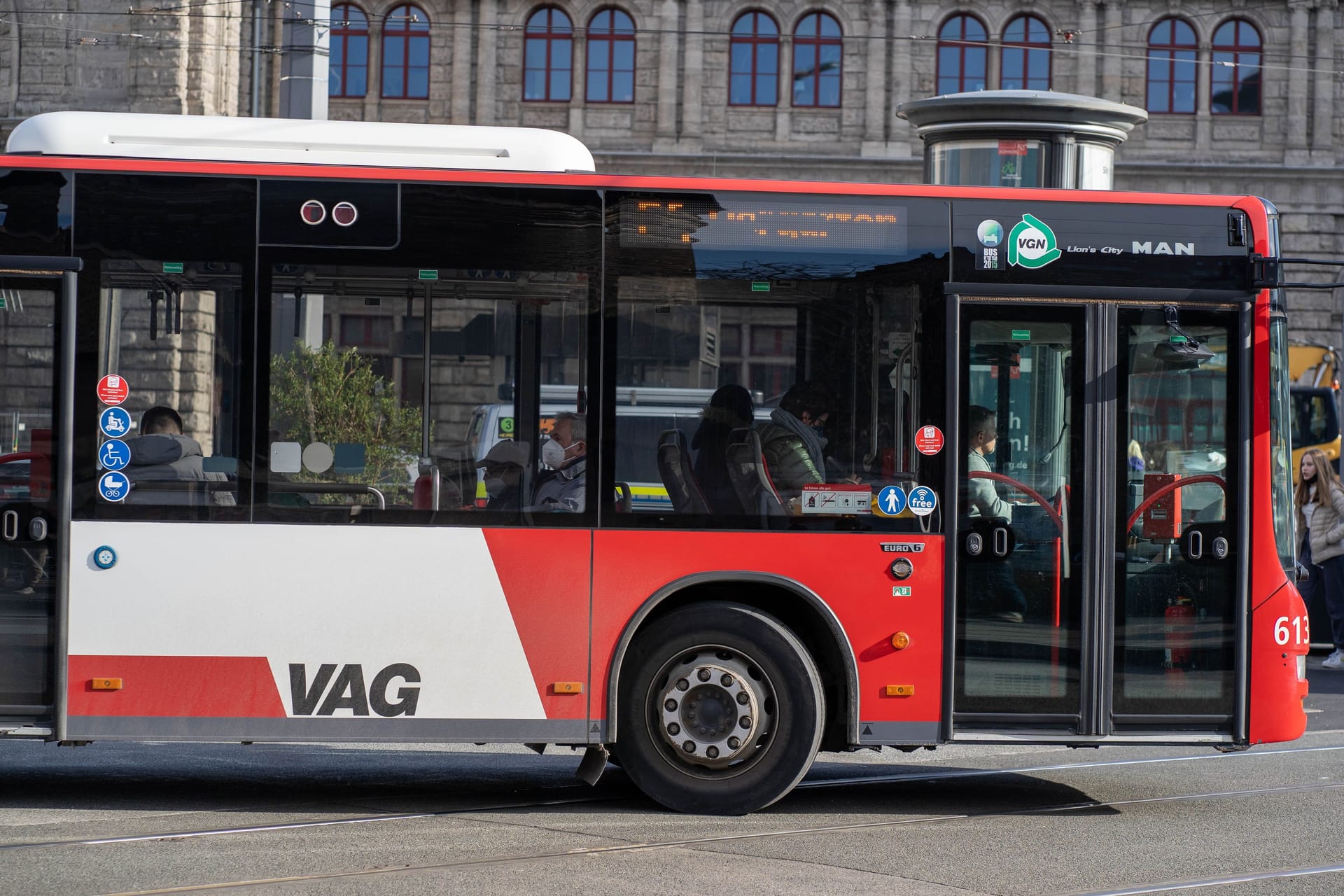 Als sie in Nürnberg auf den Bus warteten, wurden zwei Jugendliche von einem Mann aus einem Auto heraus belästigt.