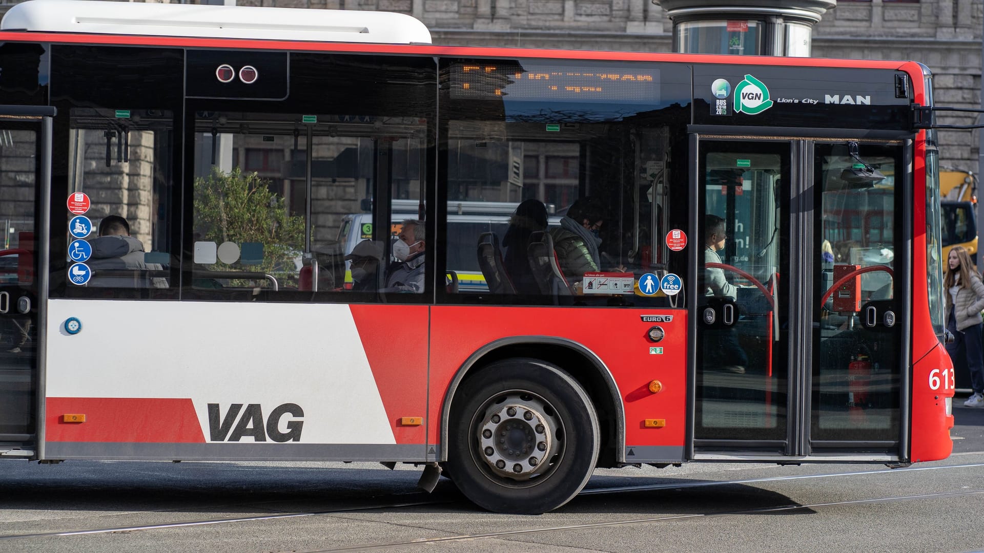 Als sie in Nürnberg auf den Bus warteten, wurden zwei Jugendliche von einem Mann aus einem Auto heraus belästigt. Als sie in Nürnberg auf den Bus warteten, wurden zwei Jugendliche von einem Mann aus einem Auto heraus belästigt.