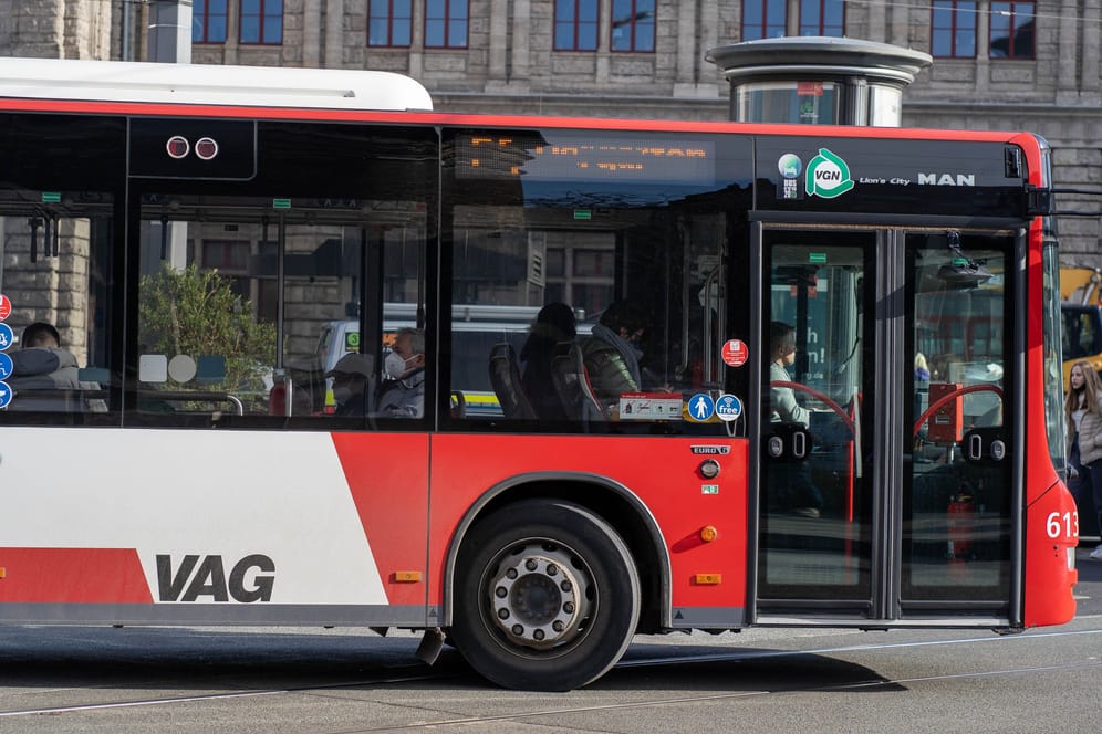 Als sie in Nürnberg auf den Bus warteten, wurden zwei Jugendliche von einem Mann aus einem Auto heraus belästigt.