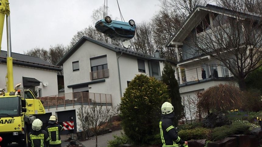 Ein Kranwagen musste das Auto aus dem Garten bergen.