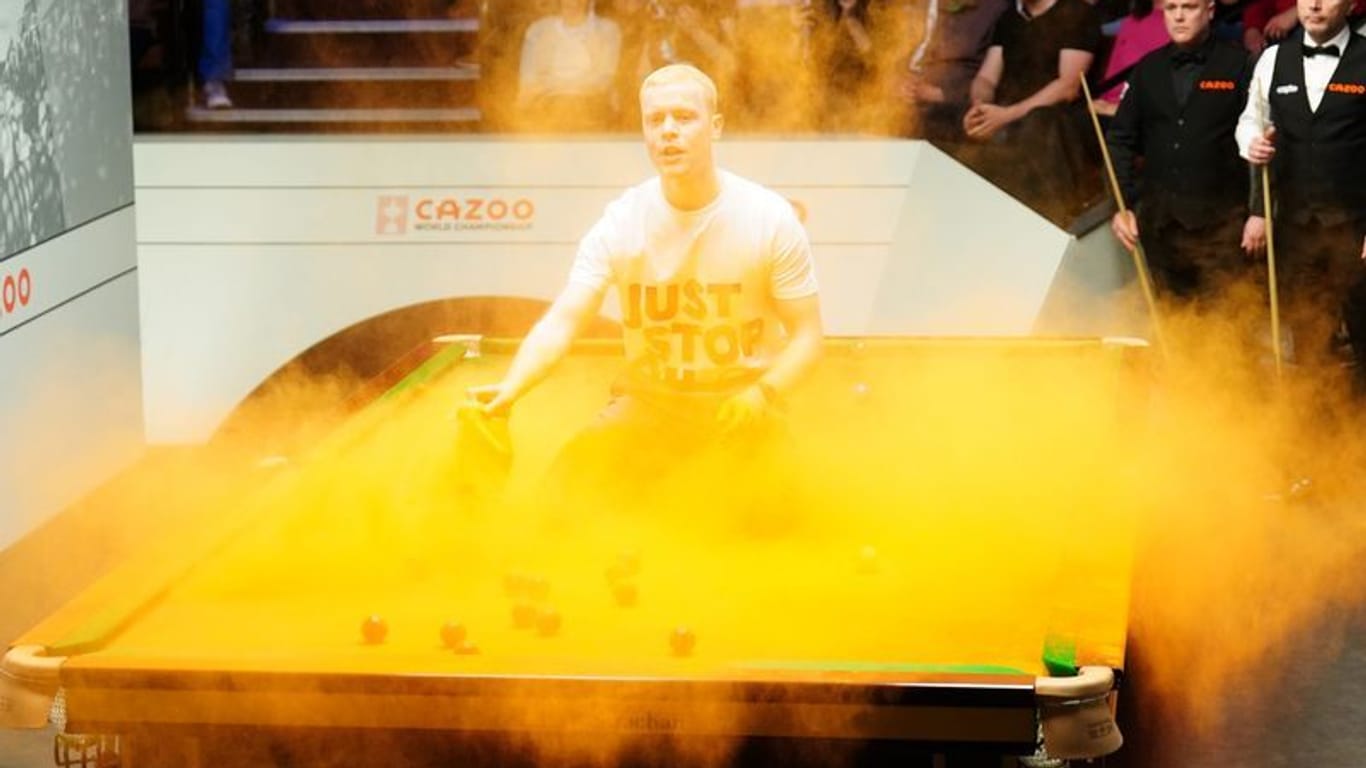 Ein "Just Stop Oil"-Demonstrant springt auf den Tisch: Die Szene sorgte für eine Überraschung bei der Snooker-WM.
