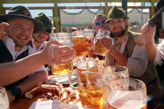 Anstoßen und wohlfühlen: In Deutschland nimmt der Bierkonsum seit Jahren leicht ab, ist aber immer noch enorm.