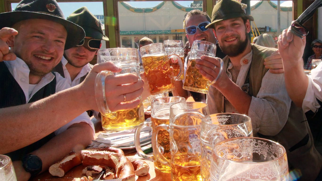Anstoßen und wohlfühlen: In Deutschland nimmt der Bierkonsum seit Jahren leicht ab, ist aber immer noch enorm.