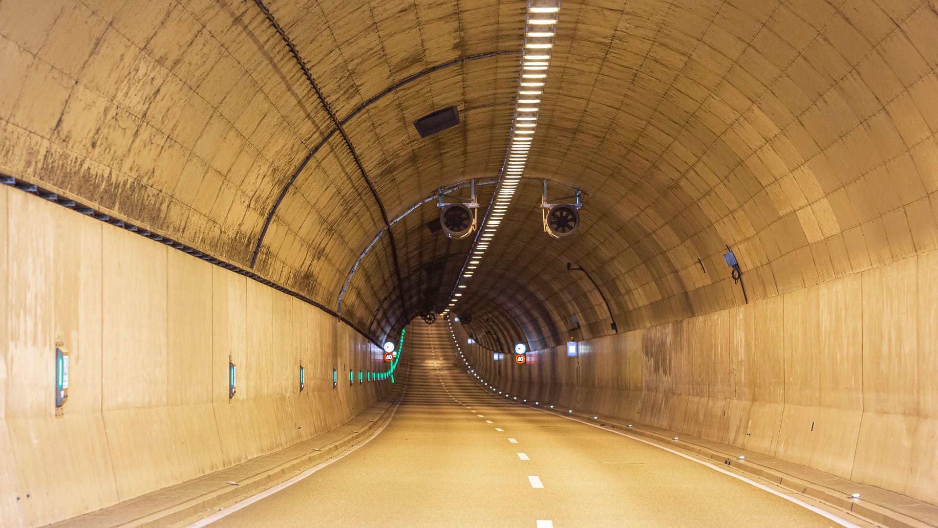 Leerer Wesertunnel (Archivfoto): Die Röhre verbindet die Landkreise Wesermarsch und Cuxhaven. Leerer Wesertunnel (Archivfoto): Die Röhre verbindet die Landkreise Wesermarsch und Cuxhaven.
