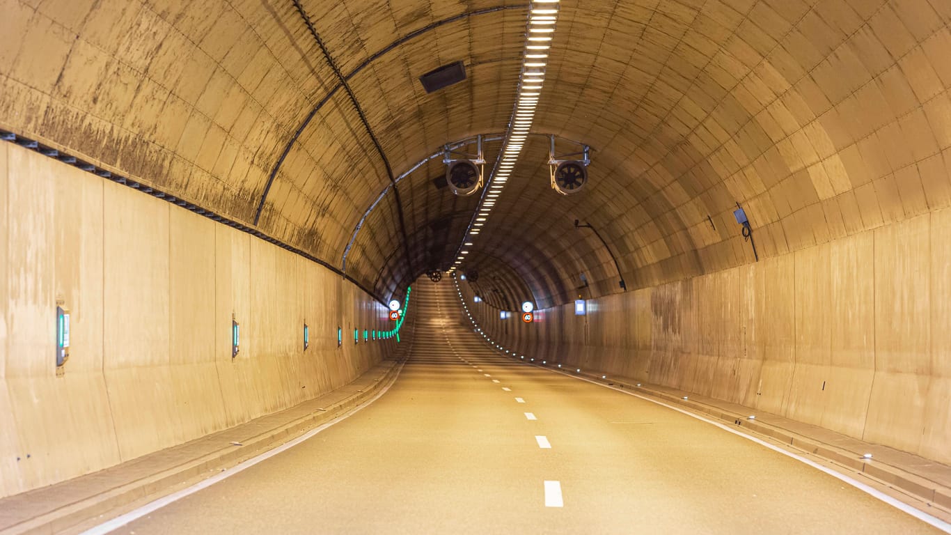Leerer Wesertunnel (Archivfoto): Die Röhre verbindet die Landkreise Wesermarsch und Cuxhaven.
