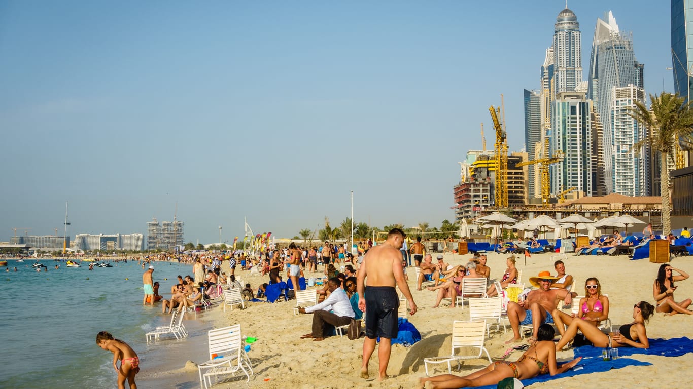 Strand in Dubai: Die Vereinigten Arabischen Emirate überzeugten ChatGPT besonders mit dem guten Wetter.