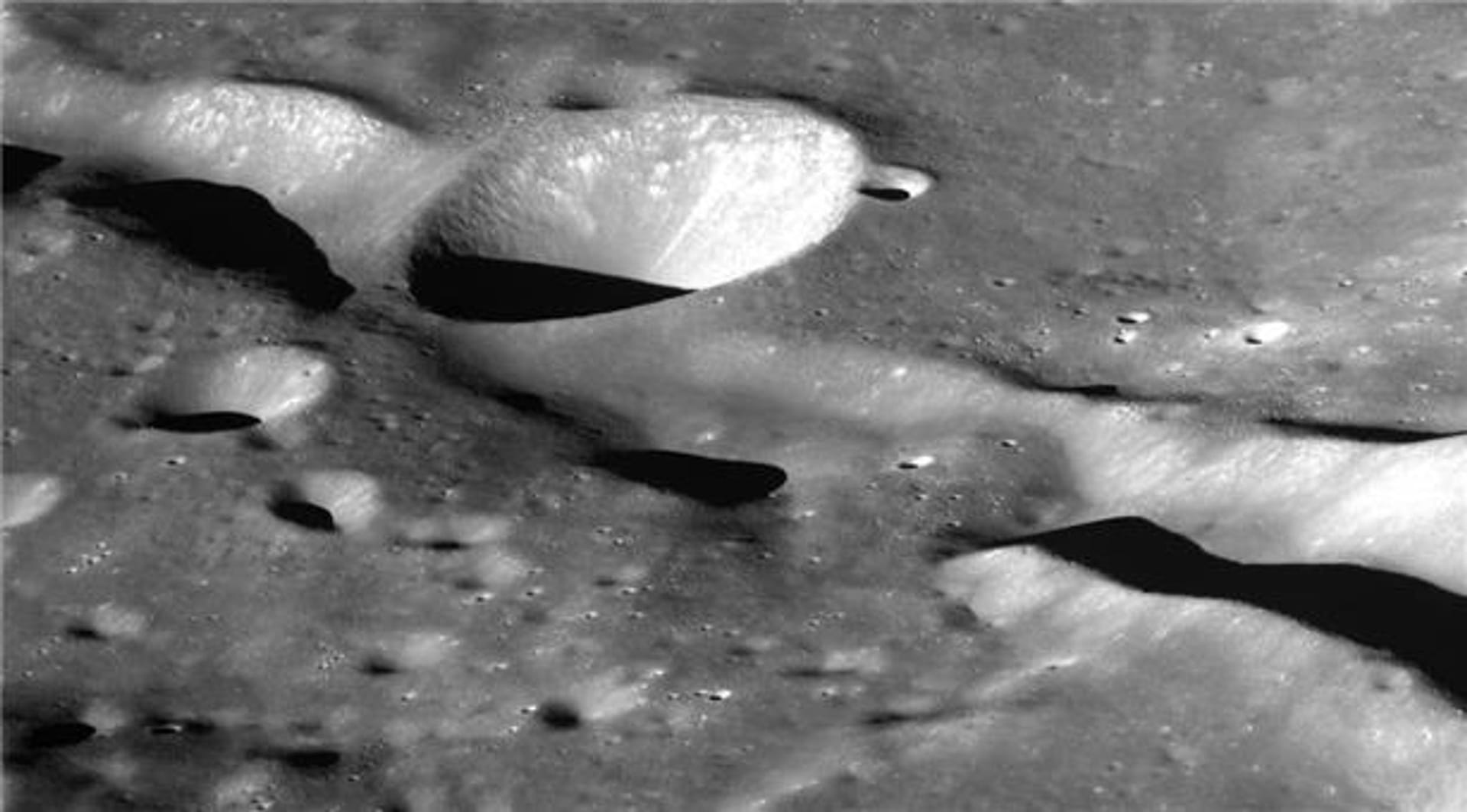 Spannende Bilder: Das Foto zeigt den Krater Vallis Schrödinger, das Südkoreas erste Mondsonde mit seiner hochauflösenden Kamera aufgenommen hat.