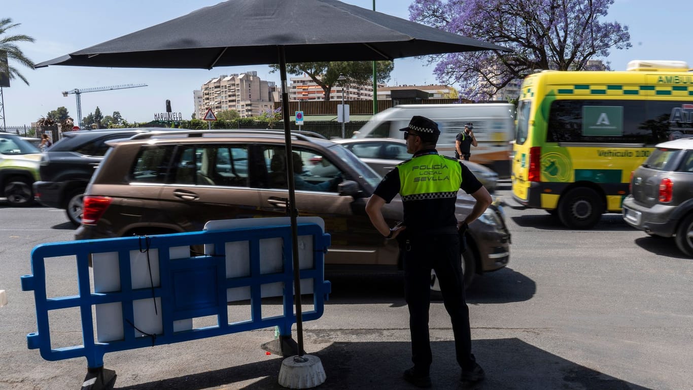 Schatten für die Polizei in Sevilla: Im Süden Spaniens fielen auch am Donnerstag wieder einige Hitzerekorde.