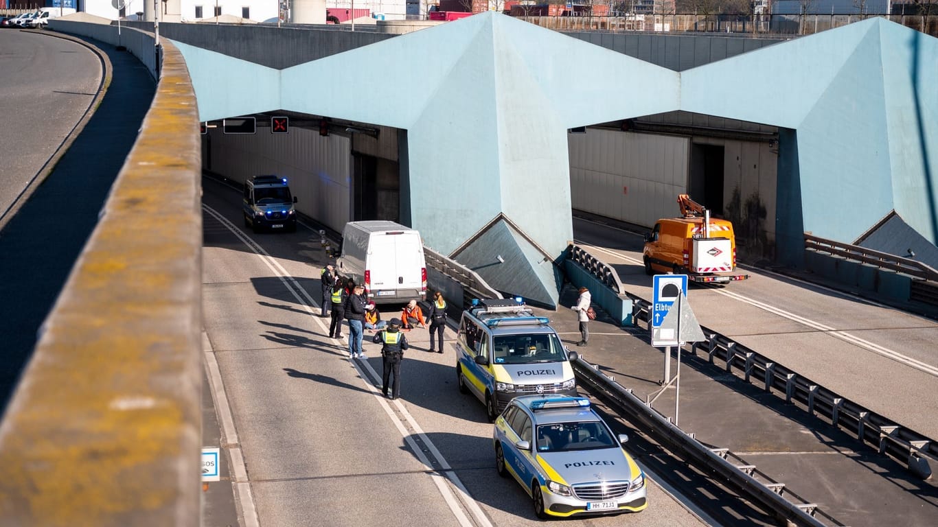 Klimaaktivisten kleben auf der Fahrbahn der Autobahn 7 fest und blockieren so die Zufahrt des Elbtunnels in Richtung Norden (Archivbild): Keiner der Protestierenden kam aus der Hansestadt.
