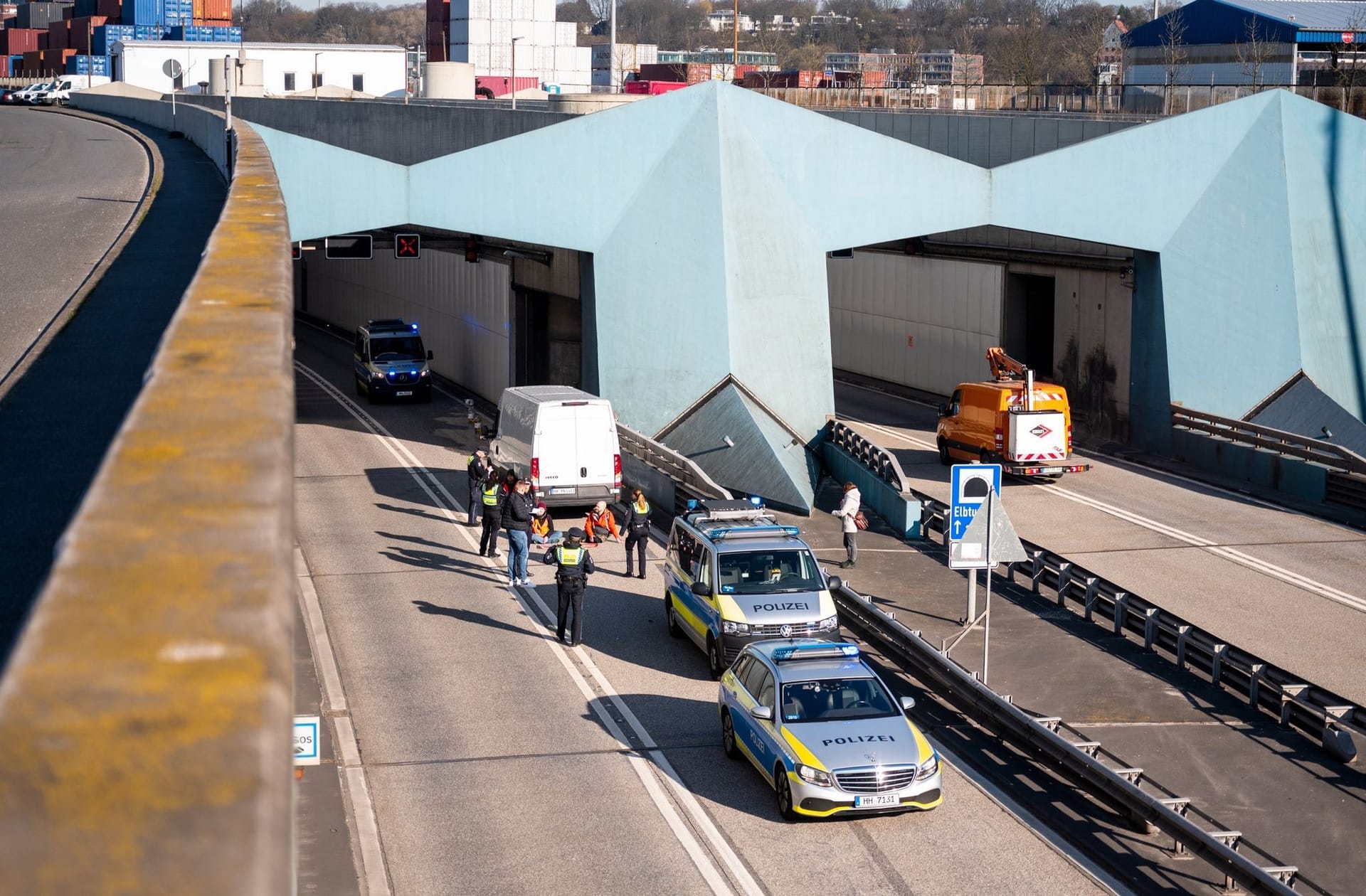 Klimaaktivisten kleben auf der Fahrbahn der Autobahn 7 fest und blockieren so die Zufahrt des Elbtunnels in Richtung Norden (Archivbild): Keiner der Protestierenden kam aus der Hansestadt.