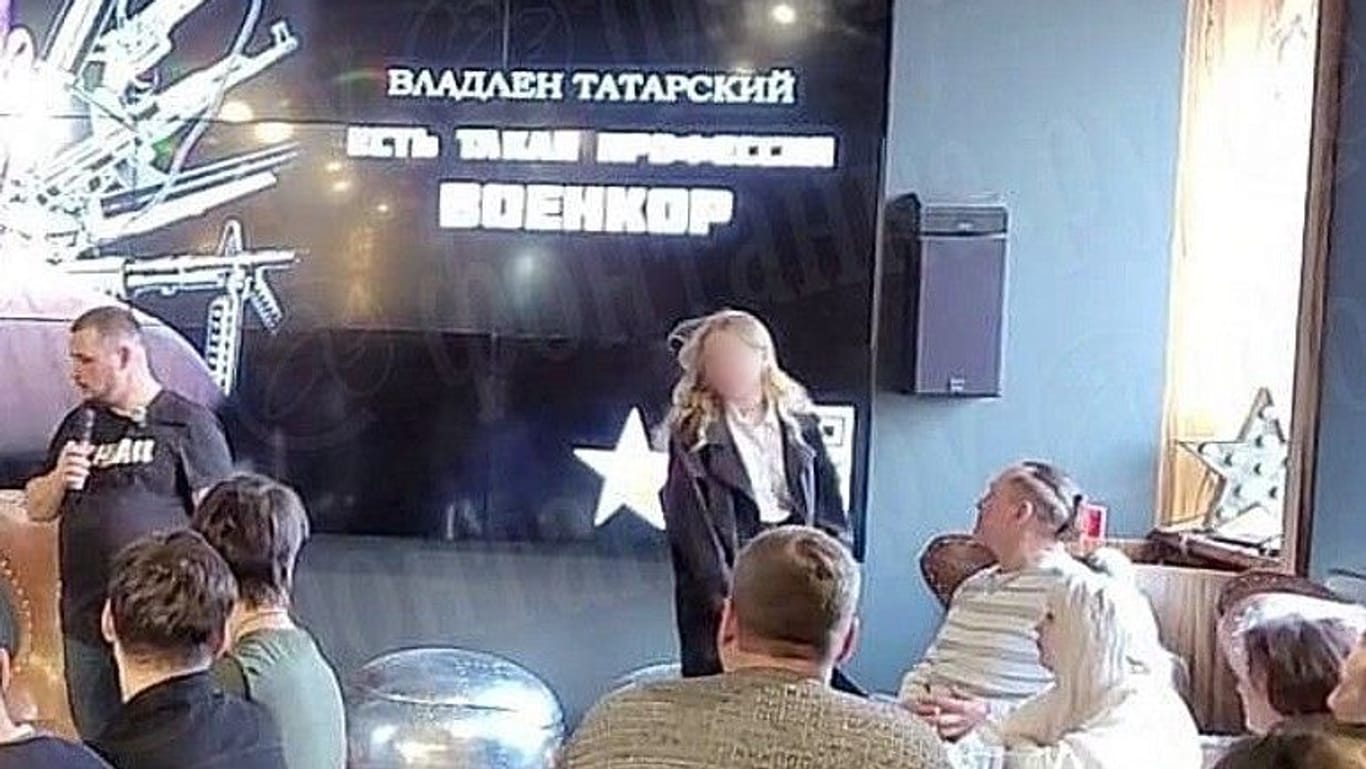 Auf dem Foto ist die Frau neben Tatarskyj zu sehen, die eine Statuette überreicht haben soll.