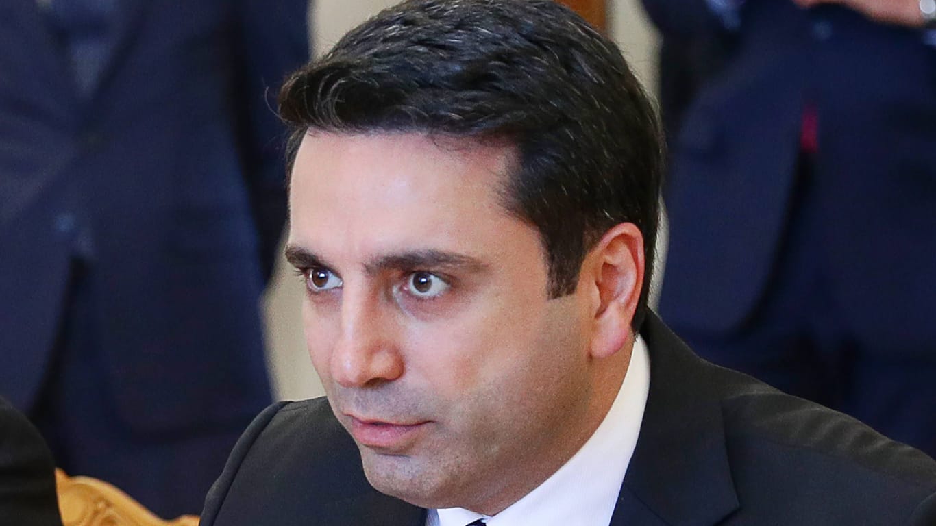 Alen Simonjan (Archivbild): Der armenische Parlamentschef hat einen Passanten angespuckt.