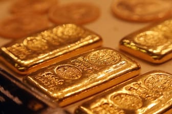 Goldbarren liegen auf einem Tisch: Mehrere Goldhändler aus Köln sollen ihre Anleger betrogen haben.