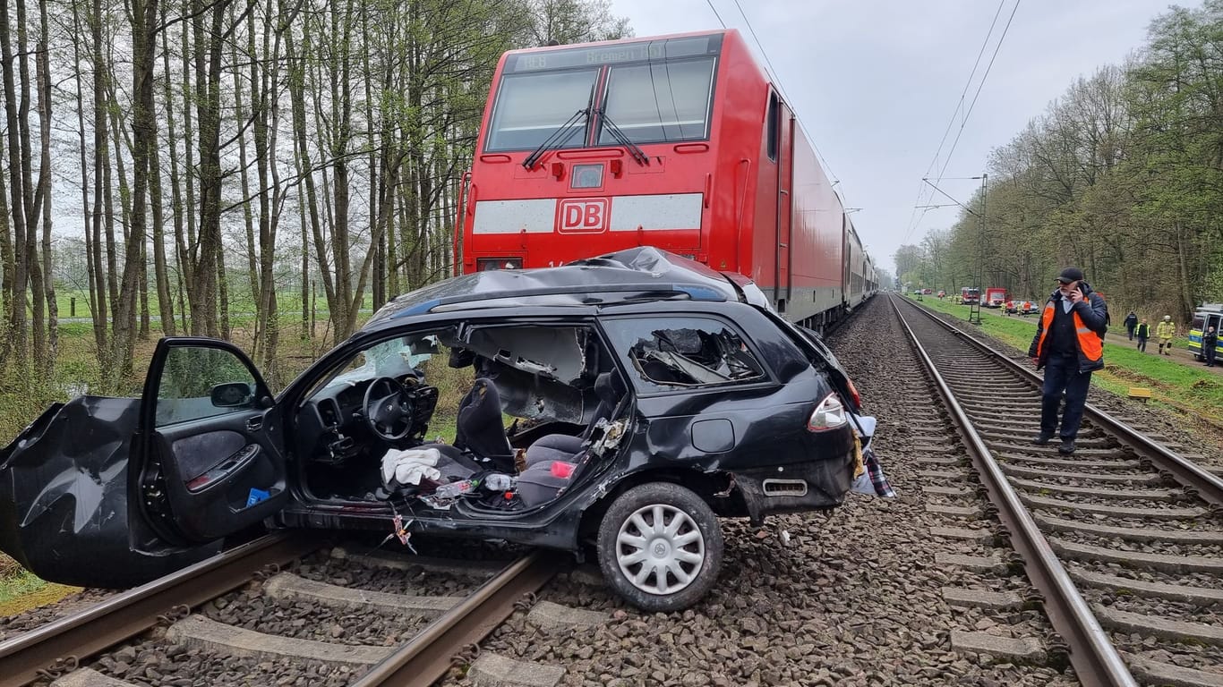 Der Wagen wurde völlig zerstört: Die Regionalbahn konnte nicht mehr rechtzeitig bremsen.
