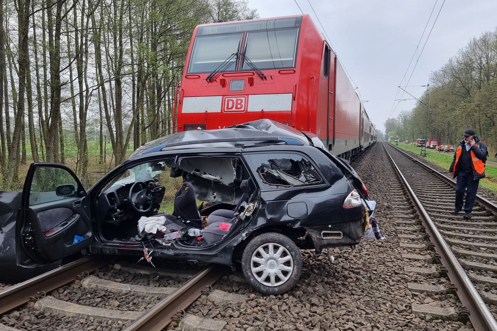 Der Wagen wurde völlig zerstört: Die Regionalbahn konnte nicht mehr rechtzeitig bremsen.