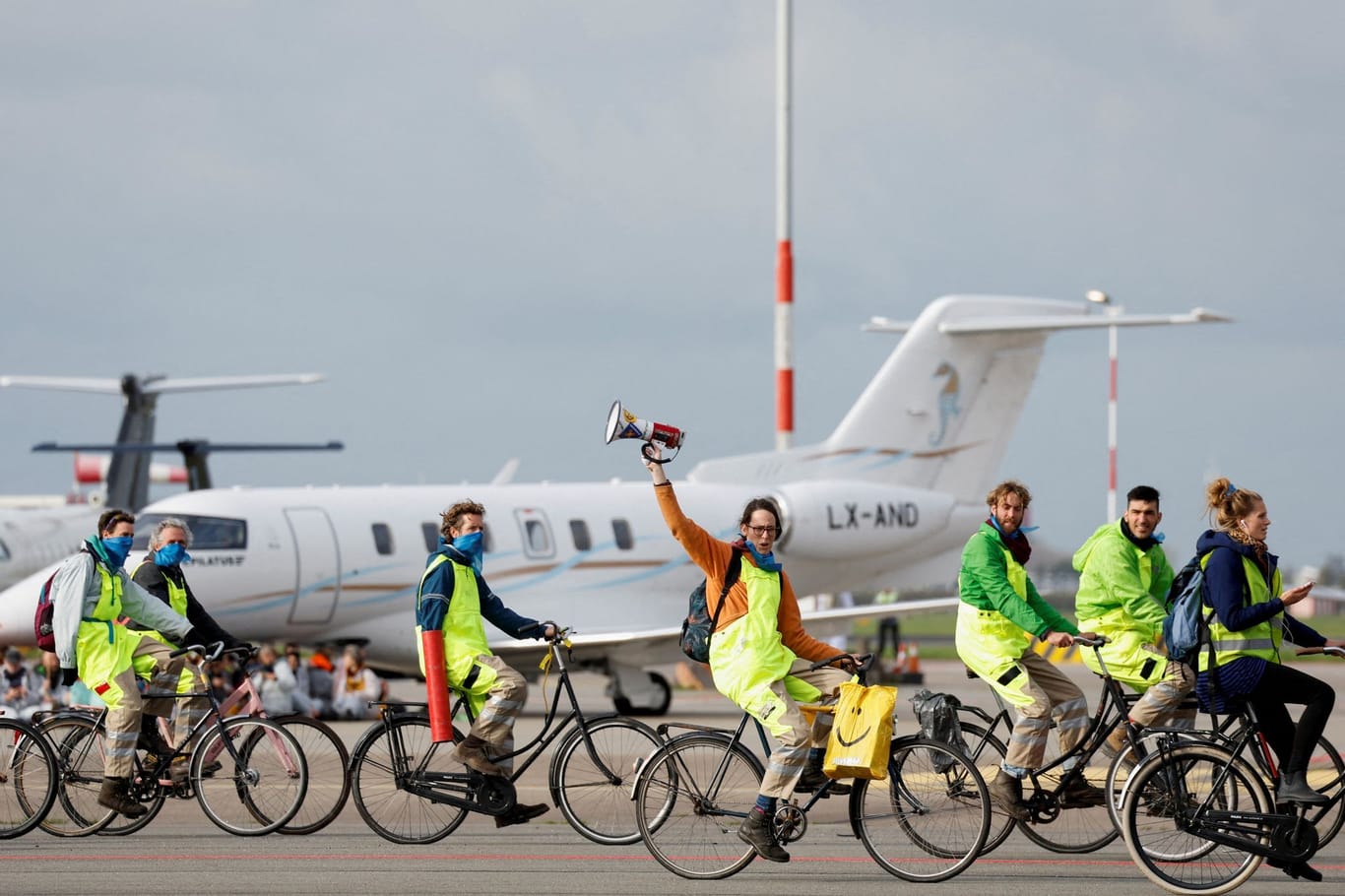 Klimaprotest am Flughafen Amsterdam Schiphol: Künftig sollen dort keine Privatjets mehr fliegen.