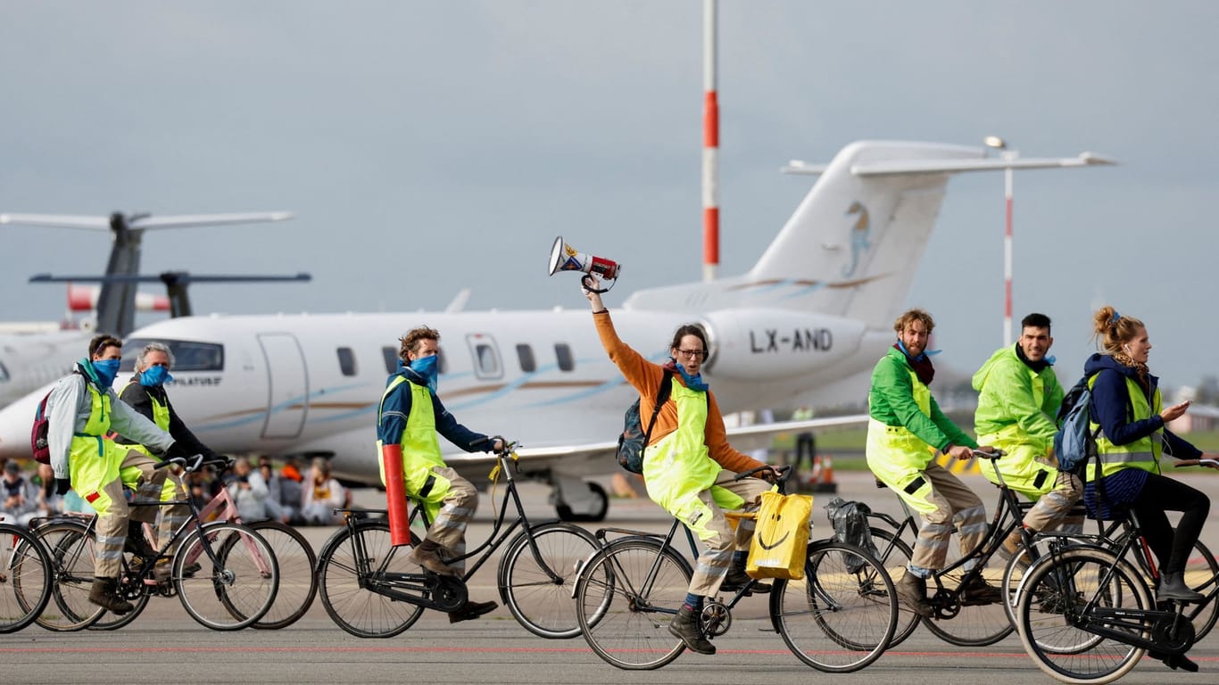 Klimaprotest am Flughafen Amsterdam Schiphol: Künftig sollen dort keine Privatjets mehr fliegen.
