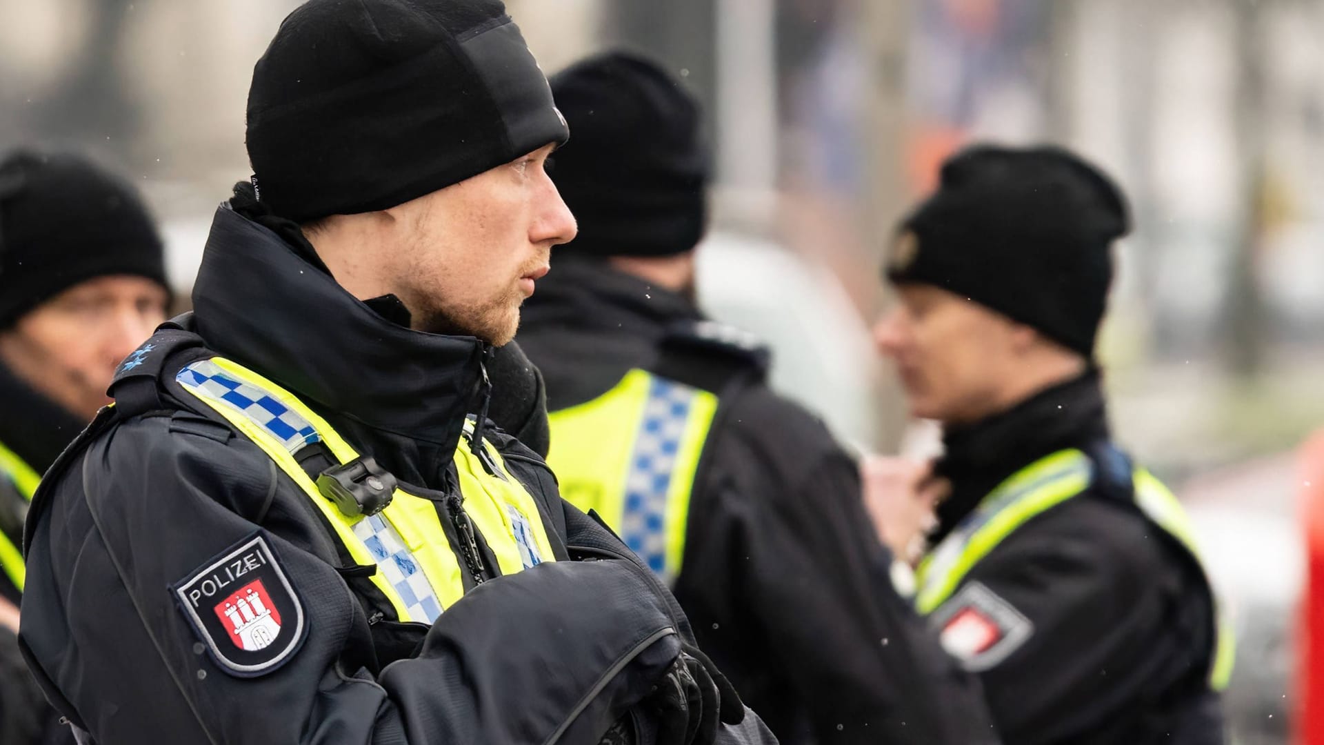 Polizeibeamte stehen im Hamburger Stadtteil Alsterdorf vor dem Gebäude der Zeugen Jehovas, wo ein Amokläufer sieben Menschen und dann sich selbst tötete.