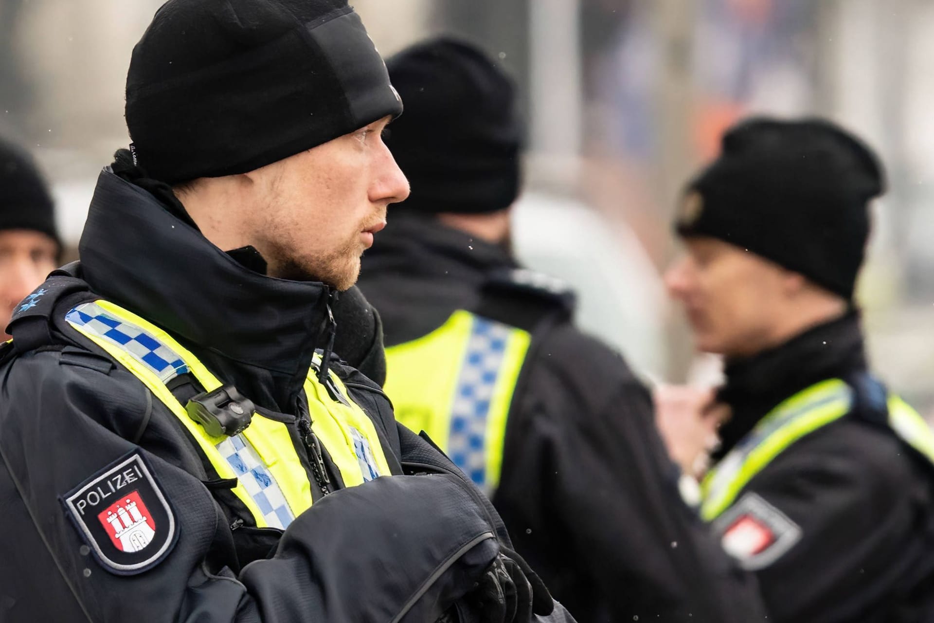 Polizeibeamte stehen im Hamburger Stadtteil Alsterdorf vor dem Gebäude der Zeugen Jehovas, wo ein Amokläufer sieben Menschen und dann sich selbst tötete.