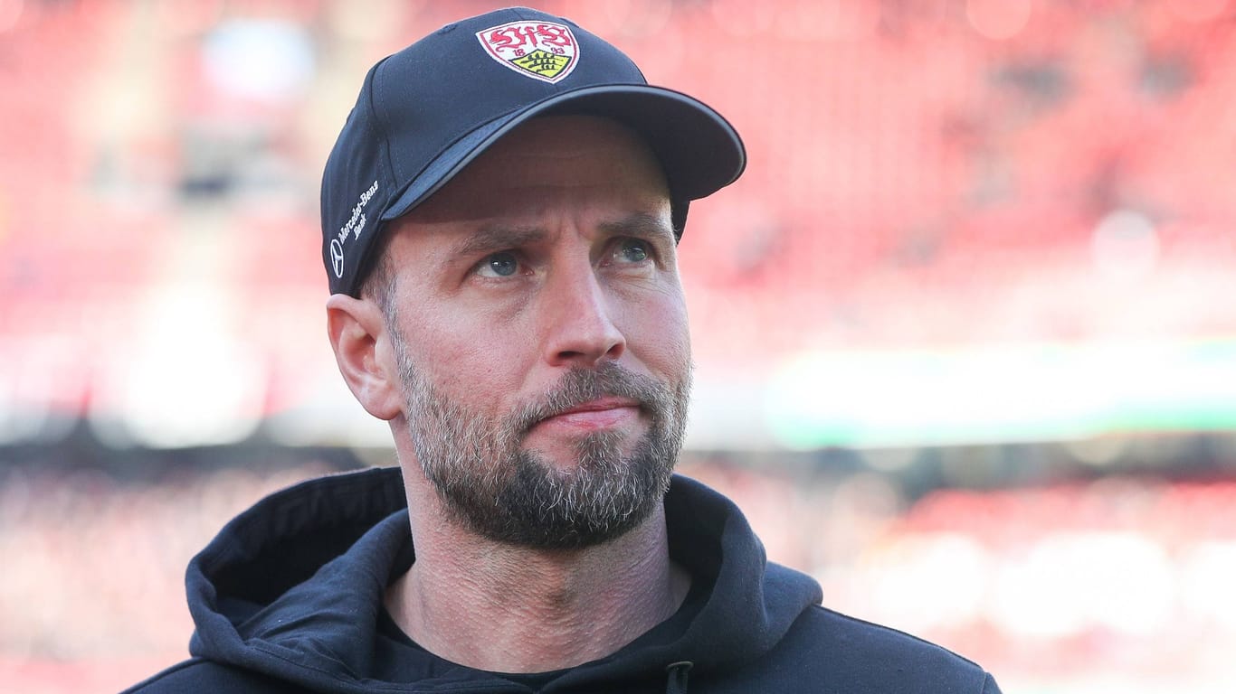 Sebastian Hoeneß: Der Trainer des VfB Stuttgart im Stadion vom 1. FC Nürnberg vor dem Spiel.