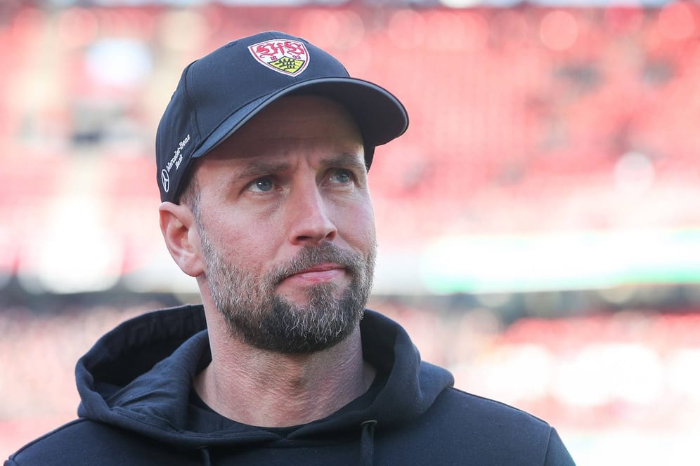 Sebastian Hoeneß: Der Trainer des VfB Stuttgart im Stadion vom 1. FC Nürnberg vor dem Spiel.