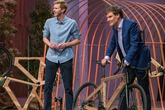 "Die Höhle der Löwen": Carsten Maschmeyer nimmt ein Holz-Bike unter die Lupe.