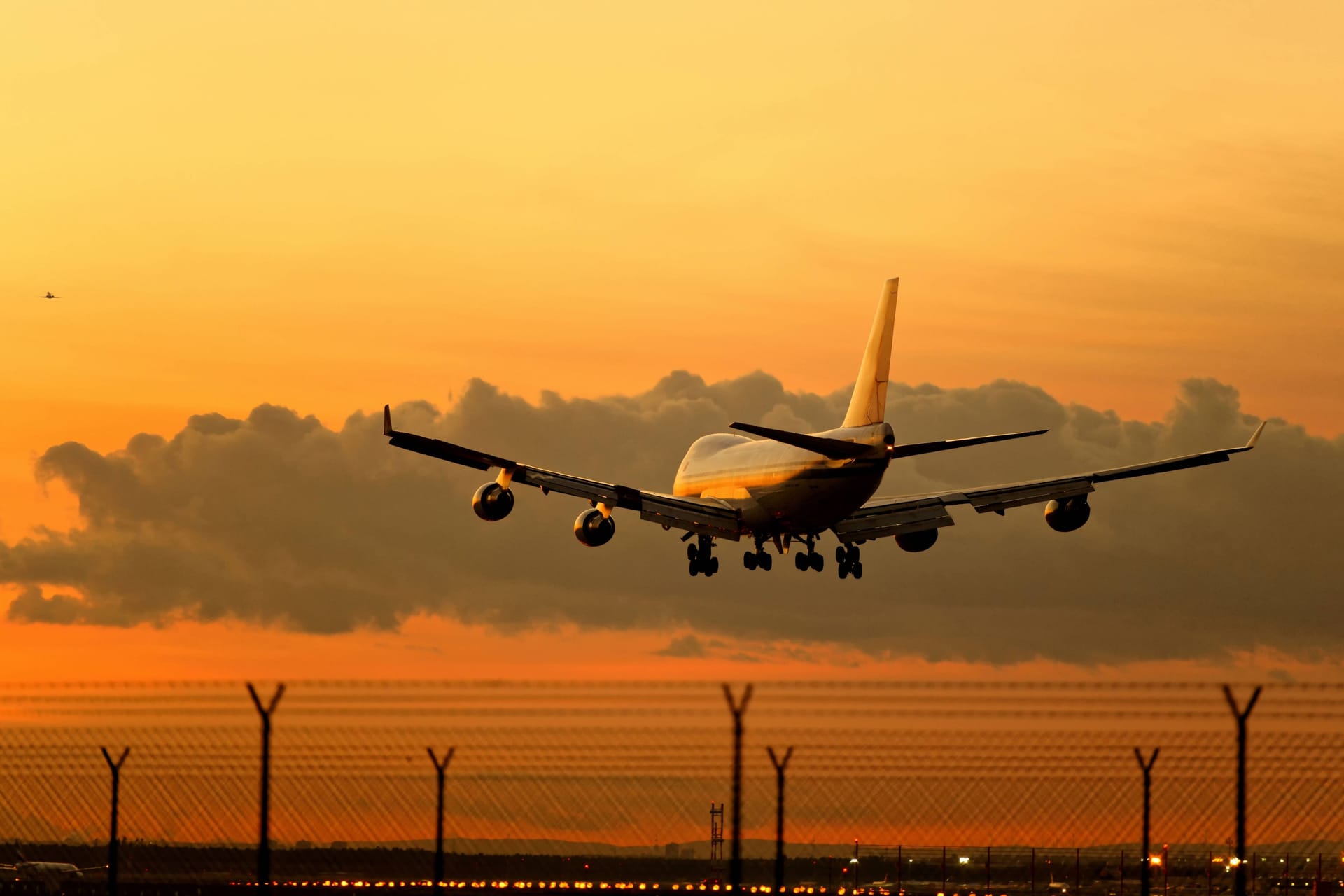 Flugzeug bei der Landung in Frankfurt (Archivbild): Fast die Hälfte der Deutschen würde Flugreisen laut einer Umfrage reduzieren.