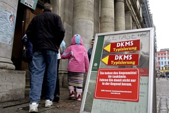 Menschen gehen zu einer Typisierungsaktion der DKMS (Symbolbild): Der Mann aus Dresden ließ sich 2016 in die Kartei aufnehmen.